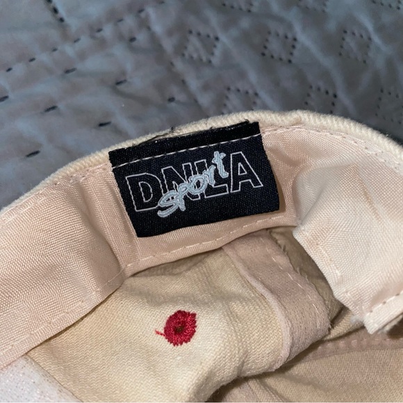 ✨✨Cream and Red Rim Baseball Cap✨ - Picture 4 of 6